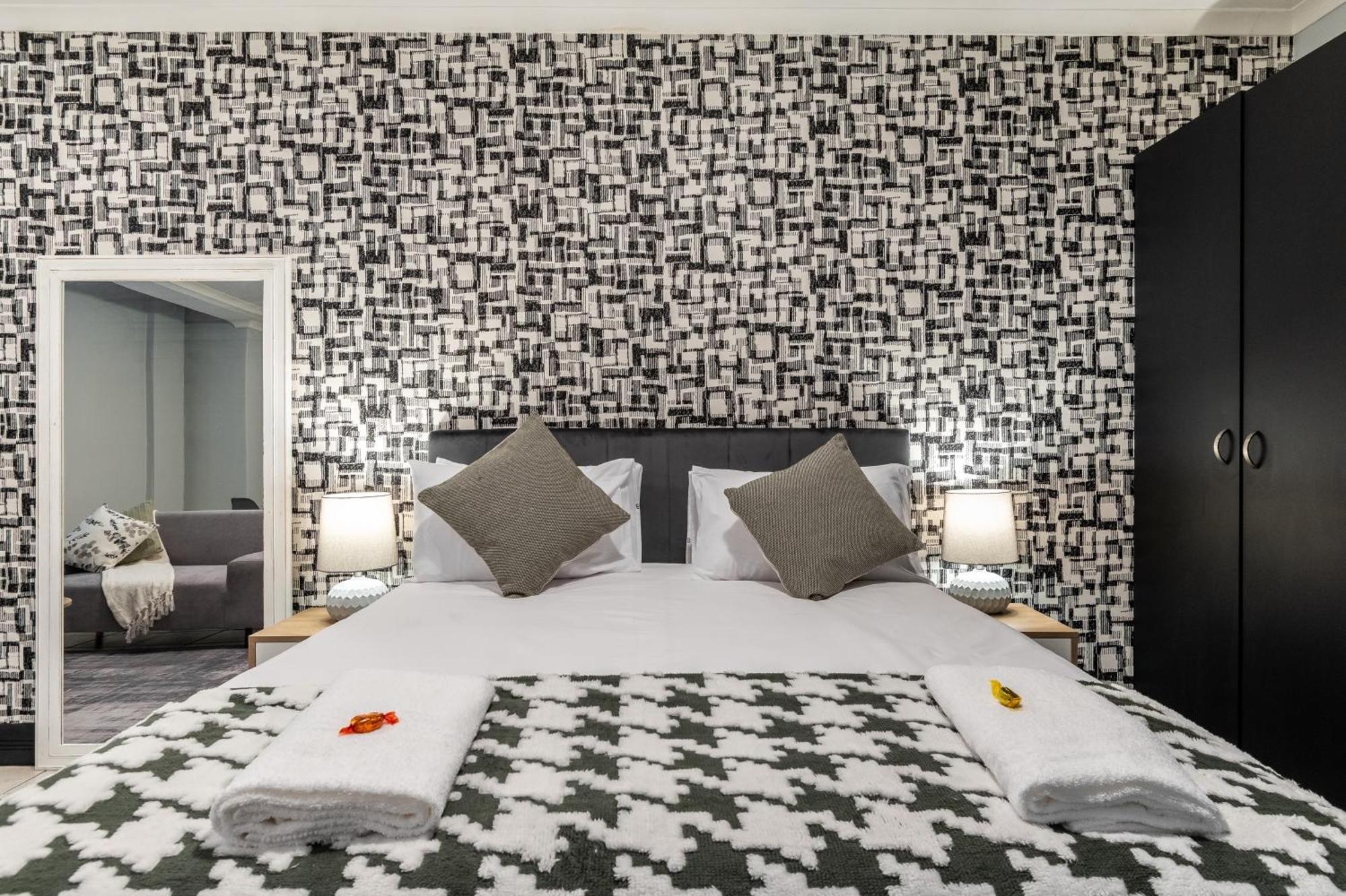 The Square 135- Studio With Free Parking, Pool & Gym Access Lägenhet Kapstaden Exteriör bild